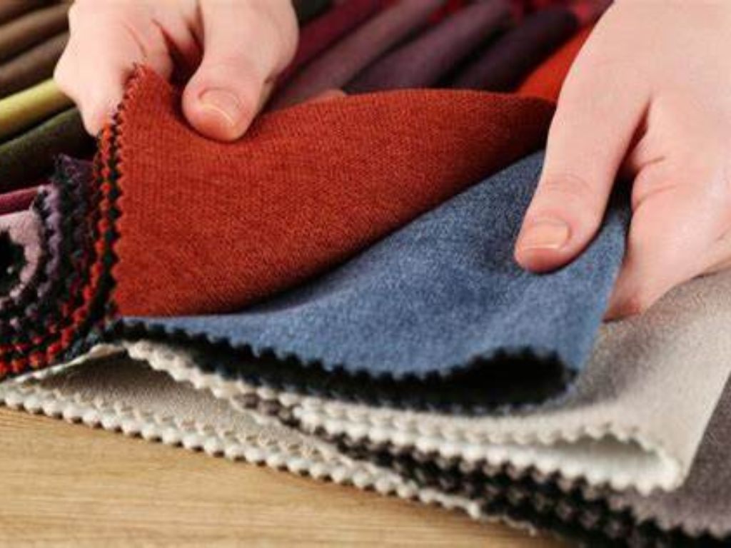 Áo thun tay ngắn làm từ chất liệu co giãn tốt
