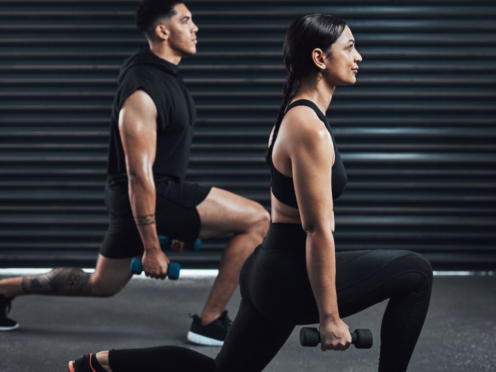 Áo croptop gym nữ là item thời trang giúp các nàng khoe vòng eo