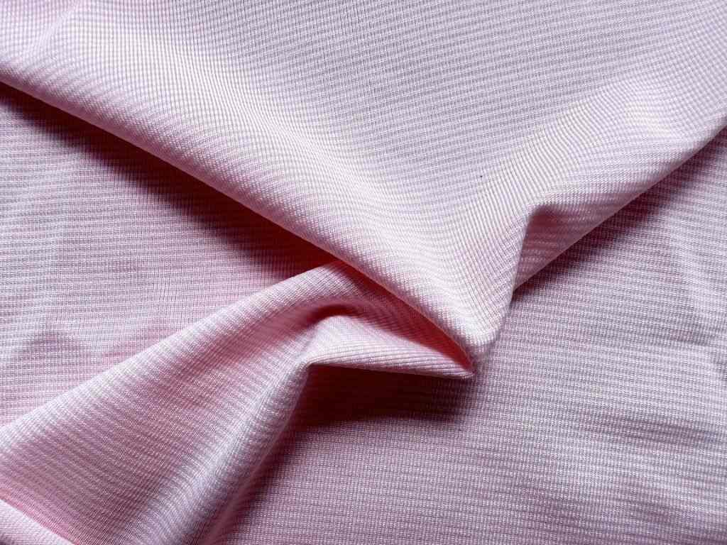 Polyester là chất liệu phổ biến khi may áo