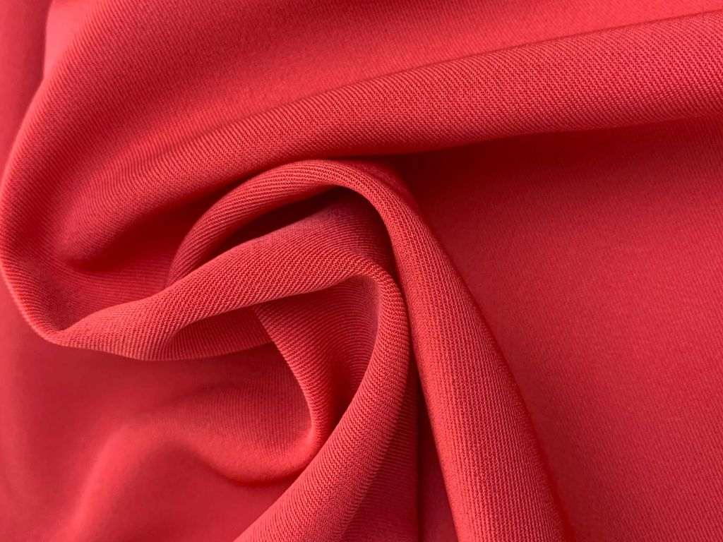 Chất liệu như Polyester-Spandex thường được ưu tiên