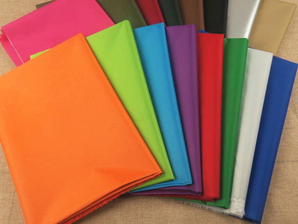 Chất liệu vải phổ biến dùng để may áo mưa