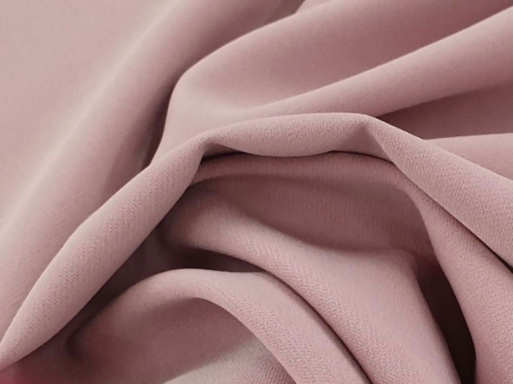 Polyester và vải mè là những lựa chọn phổ biến nhờ độ bền