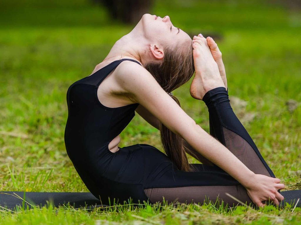 Một bộ đồ tập yoga được thiết kế đồng bộ về màu sắc