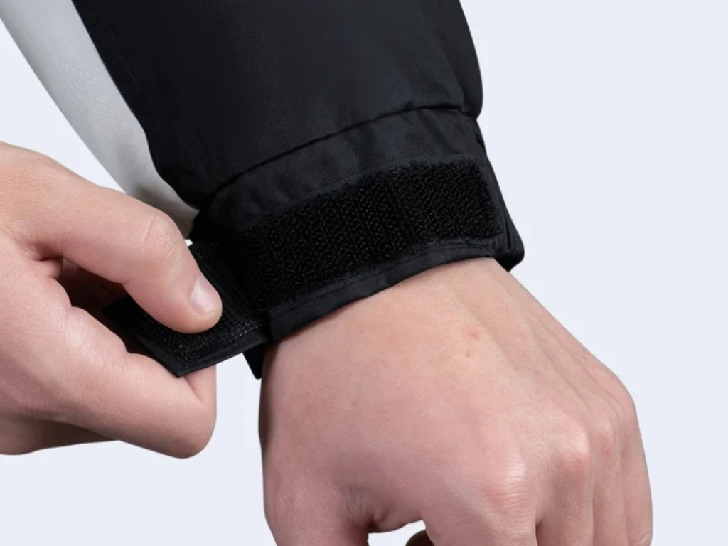 Bạn nên chọn cổ tay áo mưa có miếng dán Velcro giúp ngăn nước chảy ngược vào trong