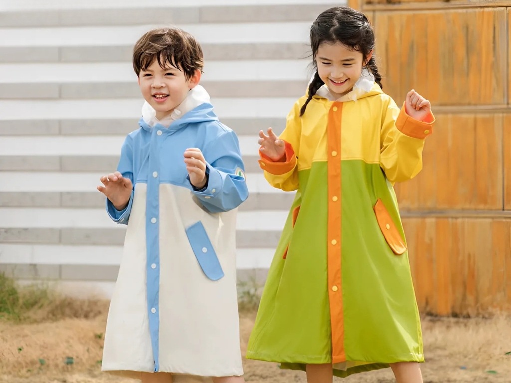 Áo mưa Nhật Bản cho trẻ em có màu sắc tươi sáng và kích thước nhỏ vừa vặn