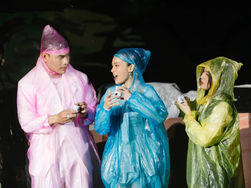 Áo mưa ni lông thường có dạng trong suốt, khá mỏng và trọng lượng nhẹ