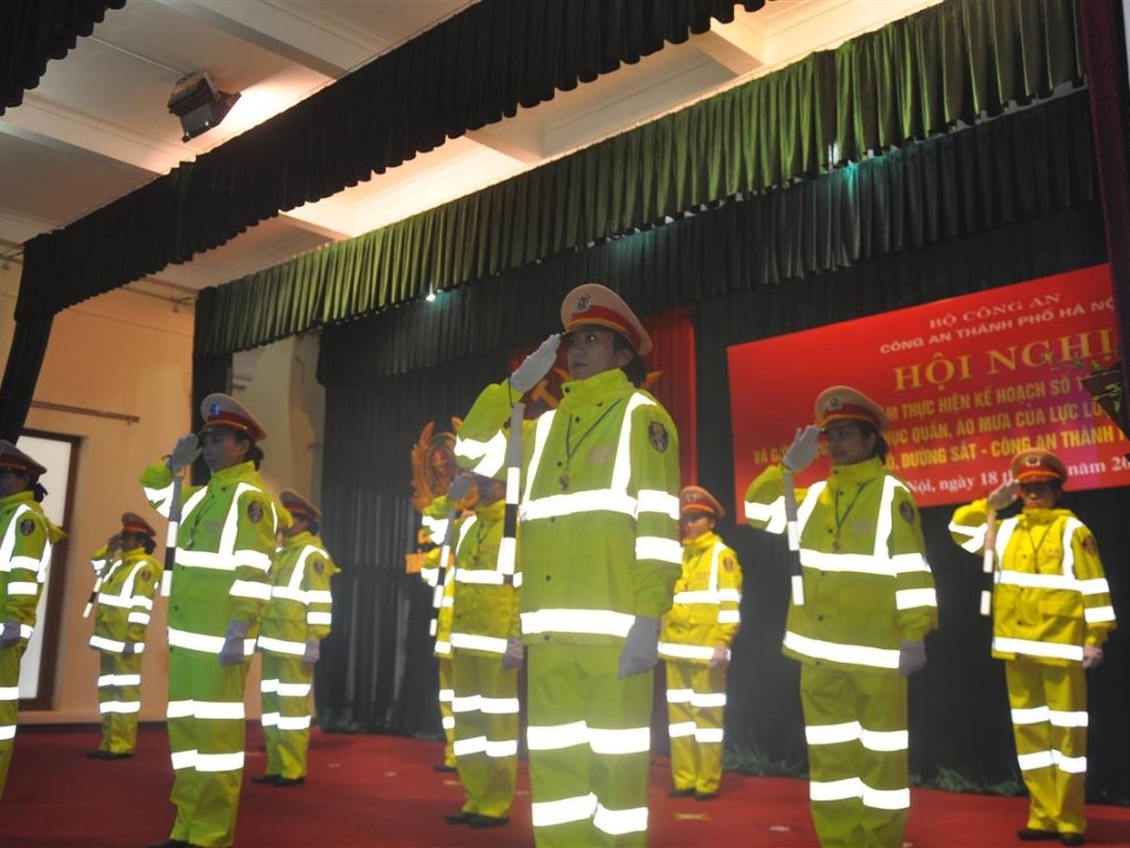 Dải phản quang nên được bố trí một cách khoa học trên áo mưa