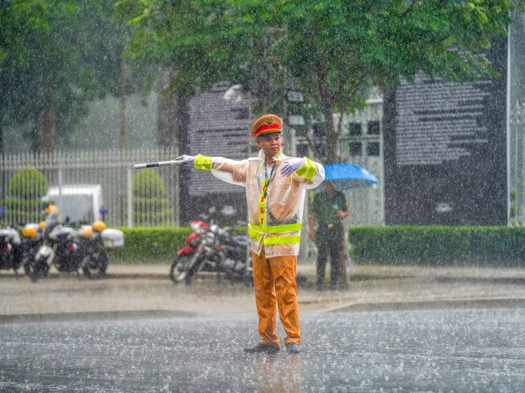 Áo mưa phản quang được thiết kế với các dải vật liệu có thể phản chiếu ánh sáng