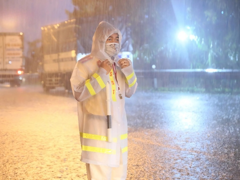 Áo mưa giúp giữ cho cơ thể người mặc luôn khô ráo dưới trời mưa