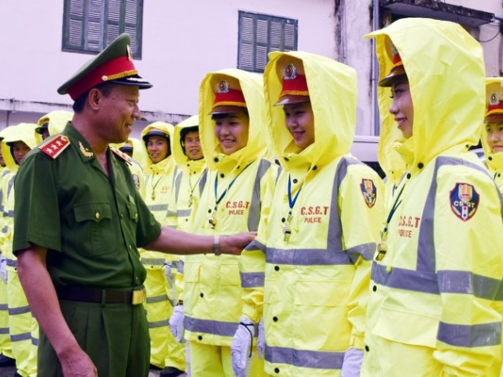 Cổ áo mưa phản quang nên có thiết kế cáo để giúp che chắn tốt hơn