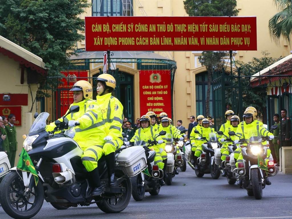 Bộ áo mưa phản quang giúp bảo vệ toàn diện từ đầu đến chân