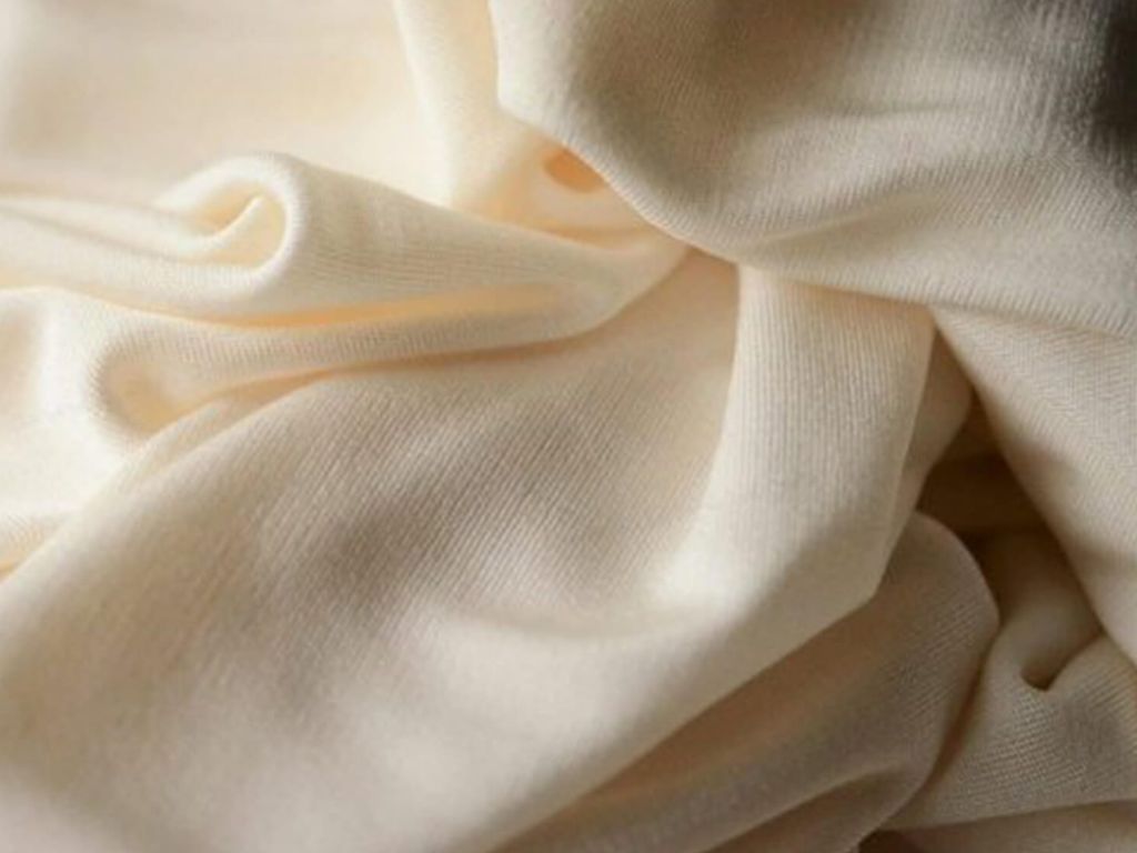 Bạn cần kiểm tra kỹ độ dày và độ che phủ của vải trước khi quyết định mua