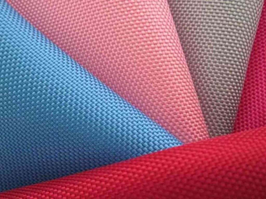 Chất liệu phổ biến bao gồm polyester