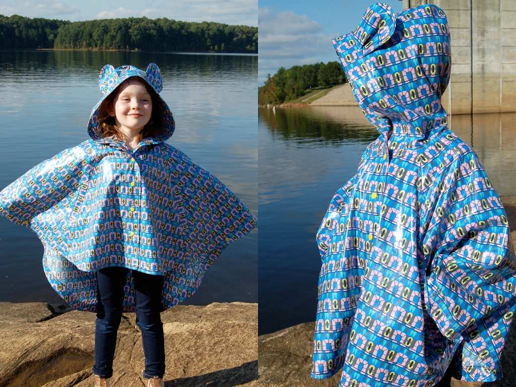 Áo mưa cánh dơi in hoạt tiết vừa giúp che mưa vừa là item thời trang độc đáo 