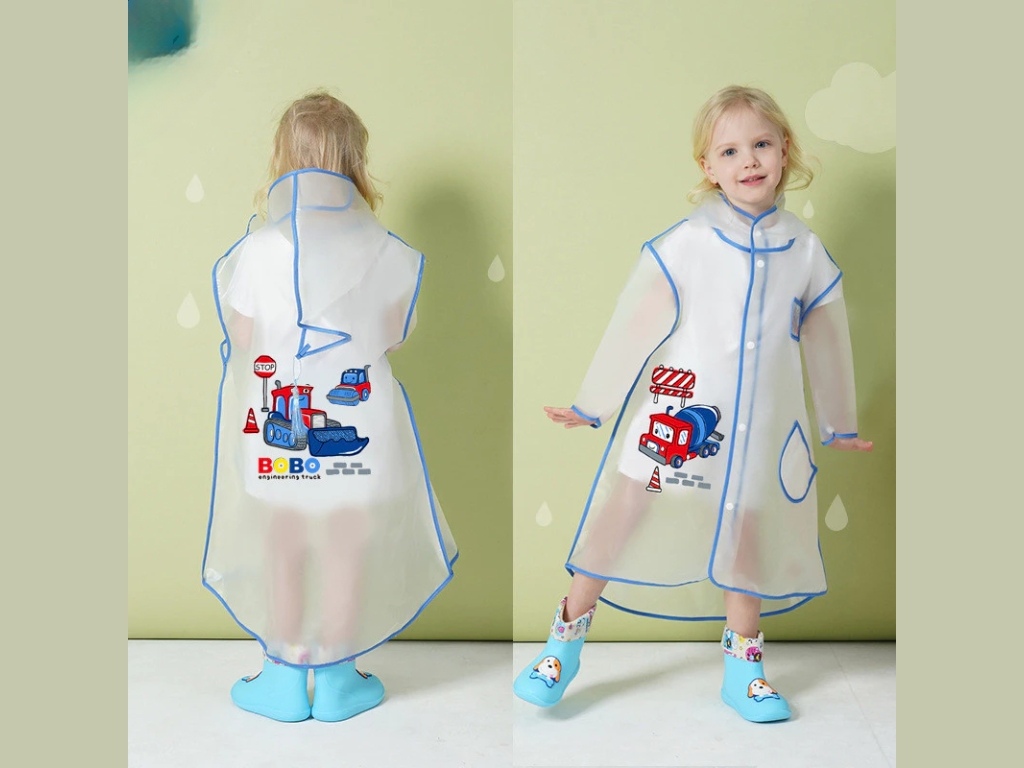 Áo mưa trong suốt in hình hoạt hình ngộ nghĩnh thể hiện sự trẻ trung, năng động