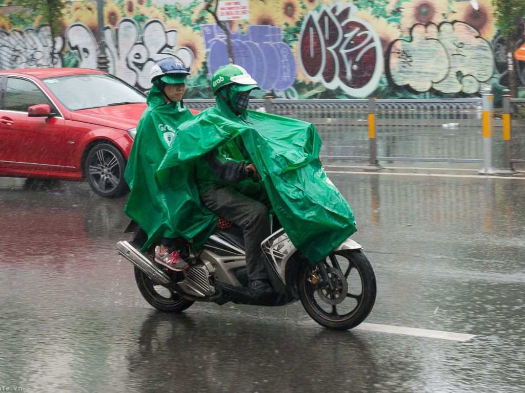 Các dải phản quang được may ở những vị trí dễ thấy như ngực