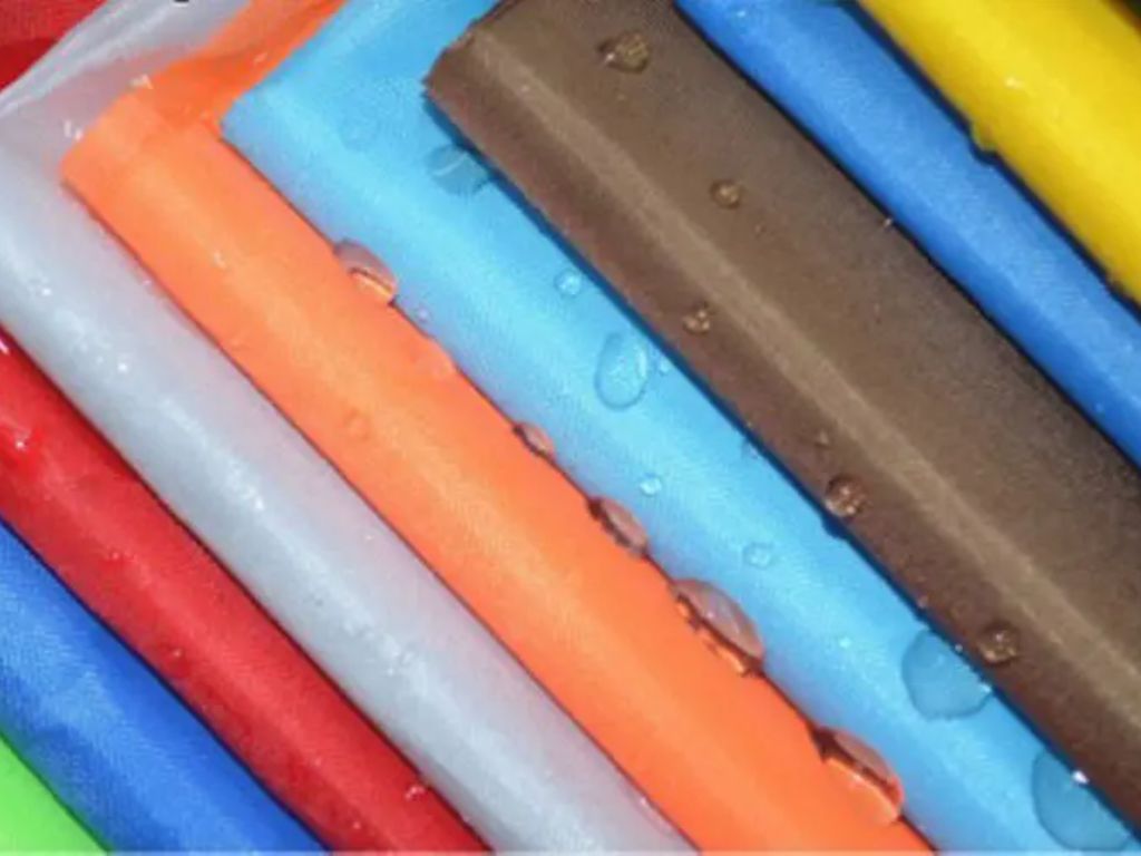 Áo mưa làm từ vải dù thường nhẹ