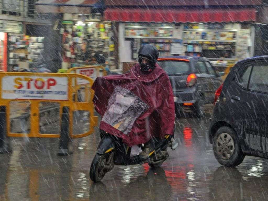 Bạn có thể yêu cầu người bán cho thử khi mua áo mưa