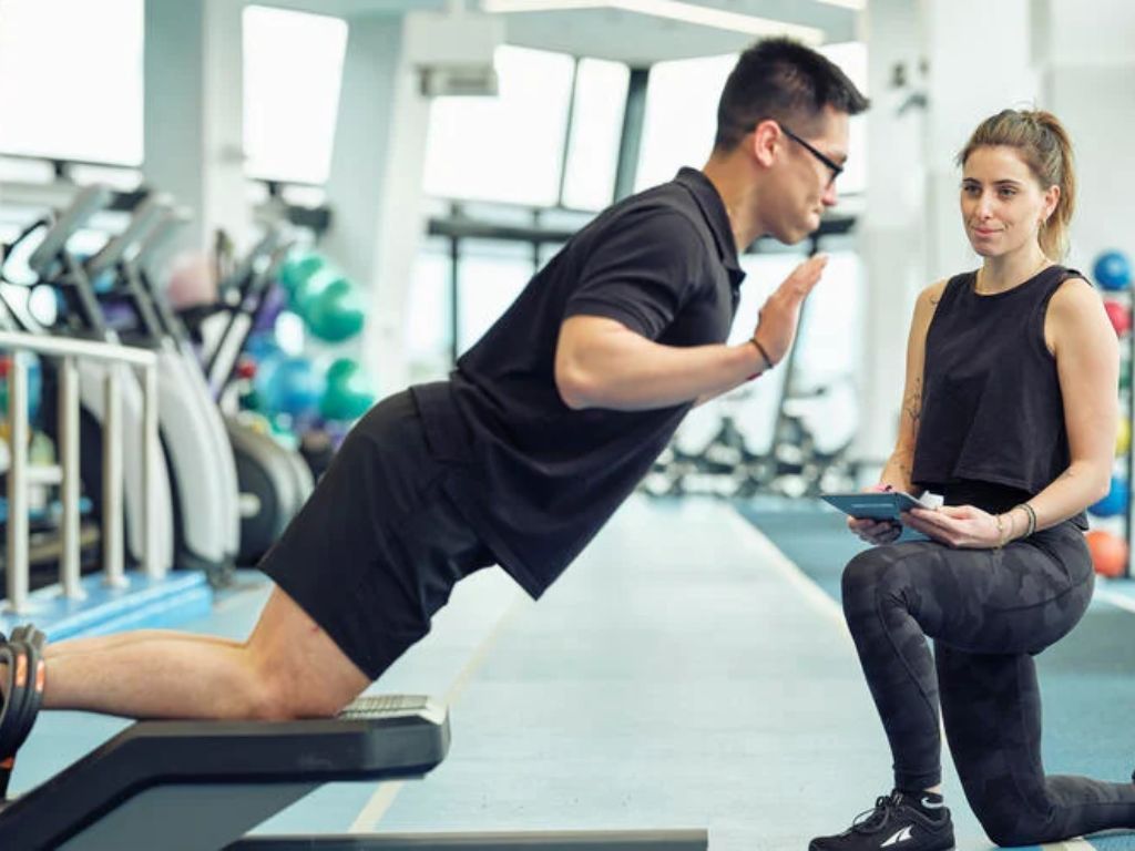 Bạn nên ưu tiên các gam màu trung tính như đen