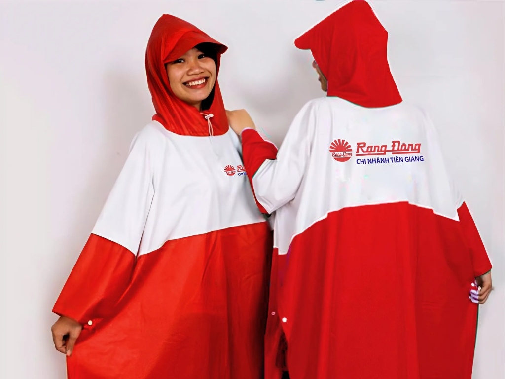Bạn cần chú ý thiết kế hình in hài hòa, chuyên nghiệp khi in áo mưa làm quà tặng giá rẻ