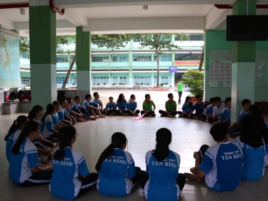 Logo, tên trường phải được in sắc nét và rõ ràng