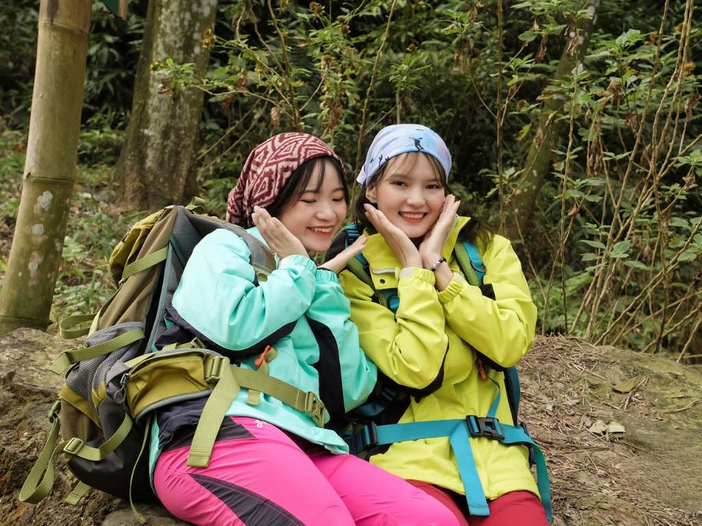 Bạn nên mặc thêm áo khoác chống nước tuyệt đối khi đi trekking