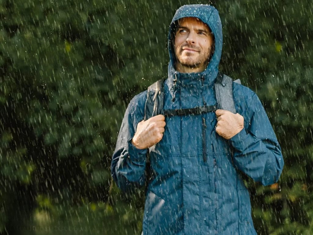 Áo khoác chống nước tuyệt đối giúp bảo vệ bạn ngay cả dưới cơn mưa lớn