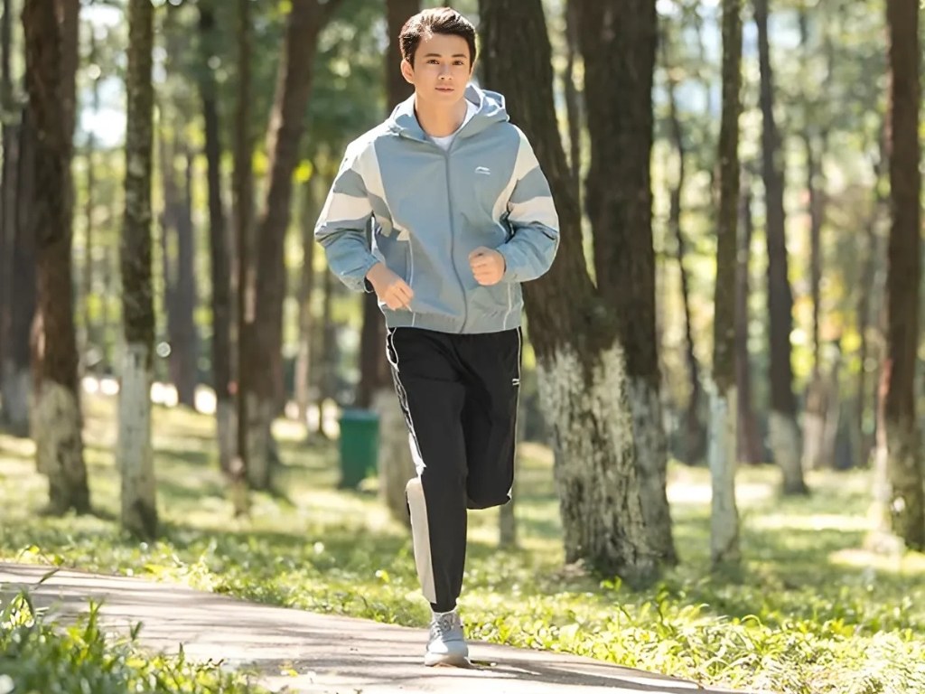 Quần áo gió thể thao nam có trọng lượng siêu nhẹ giúp thoải mái vận động