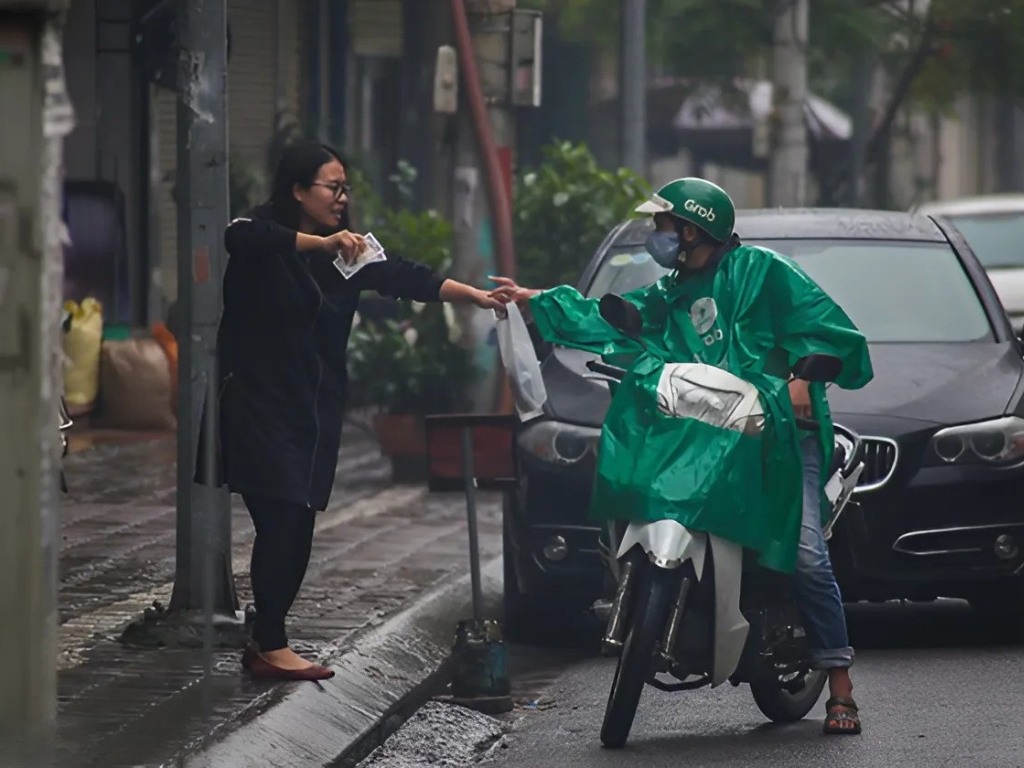 Nhân viên gia hàng có nhu cầu mua bộ quần áo mưa ở Hà Nội rất lớn