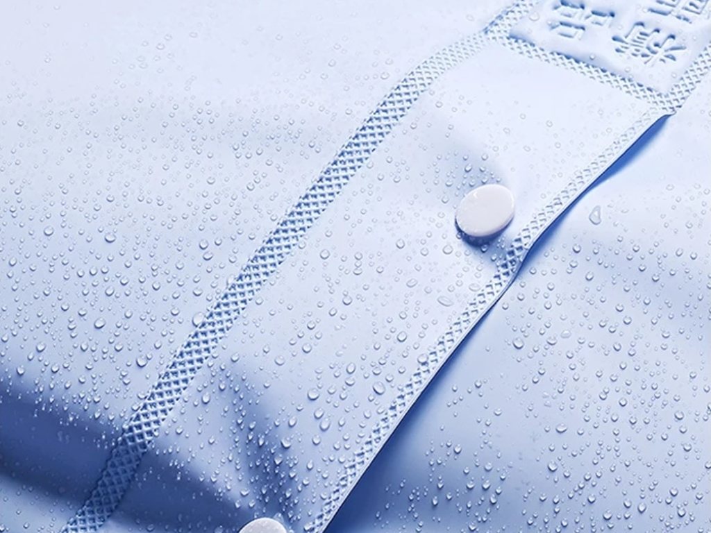 Bạn nên chọn chất liệu có khả năng chống thấm nước tốt cho áo mưa trùm