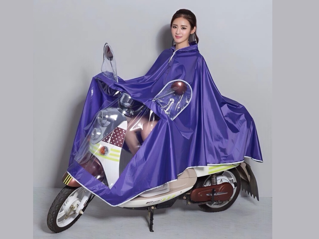 Áo mưa trùm xe máy có kích thước lớn bao phủ cả người điều khiển và phương tiện