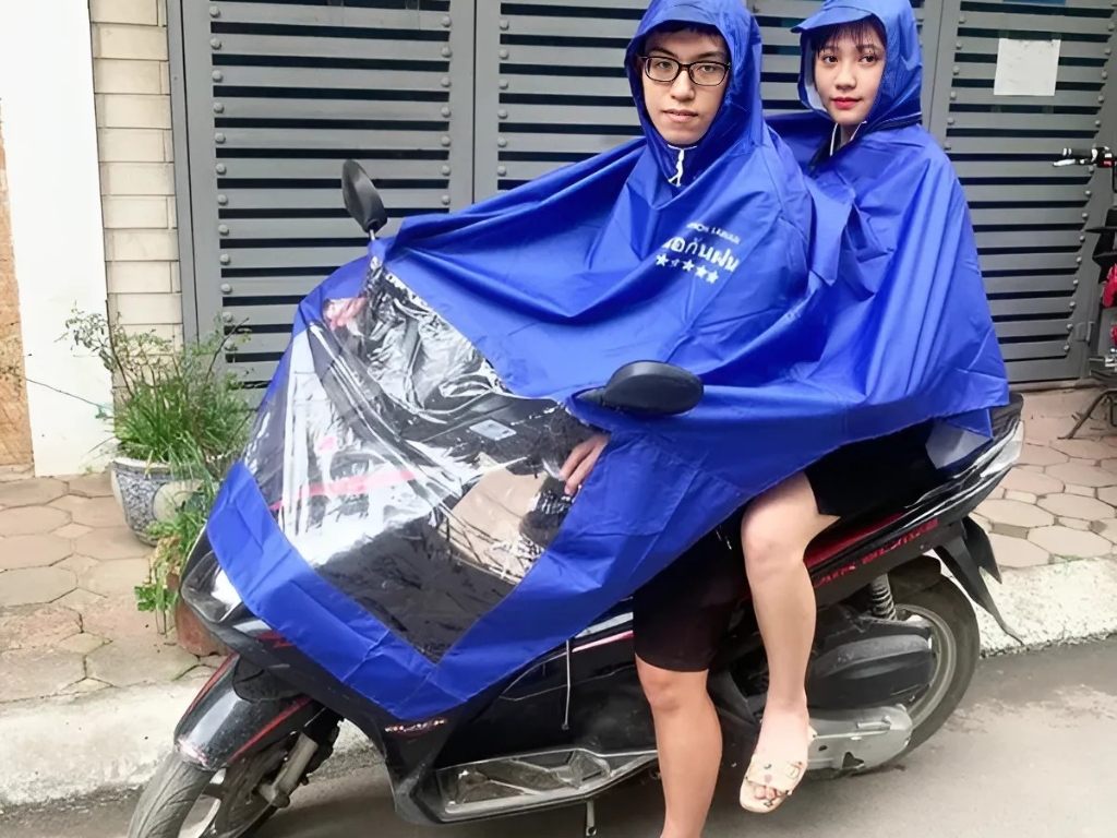 Áo mưa cánh dơi trùm xe máy là kiểu dáng thông dụng nhất