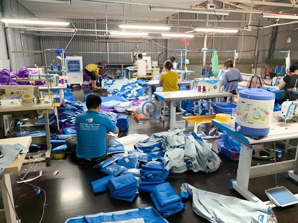 Áo mưa sau khi kiểm tra đạt chuẩn sẽ được gấp gọn gàng theo quy cách
