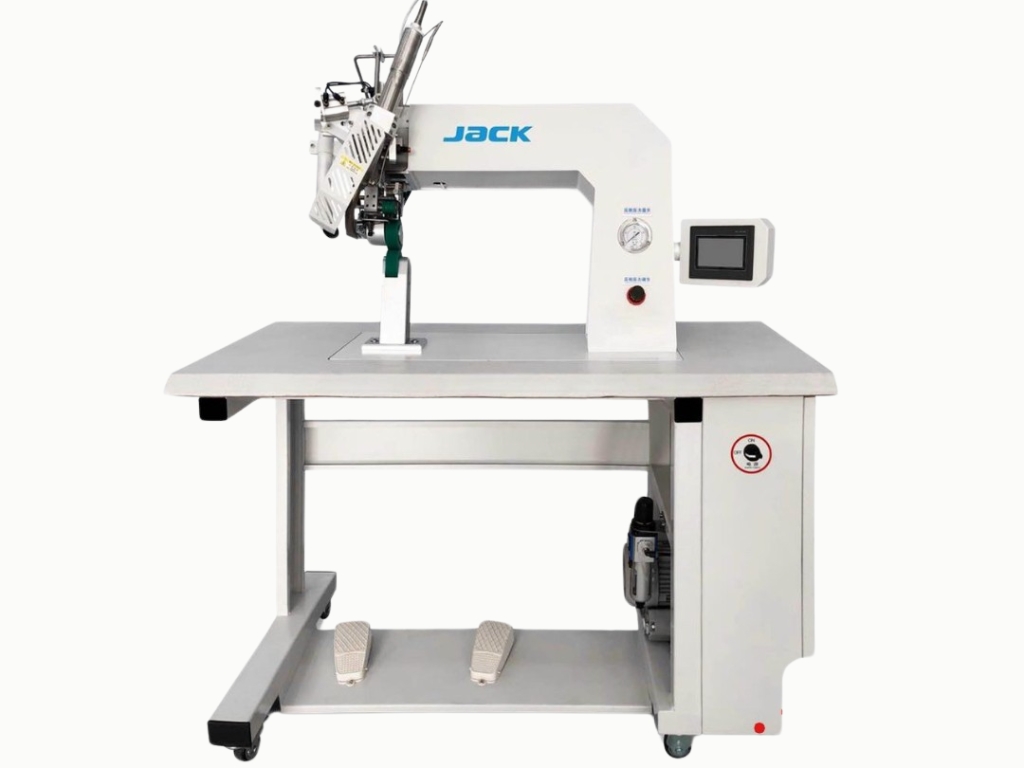 Máy ép seam cao tần là thiết bị giúp đảm bảo khả năng chống thấm của áo mưa