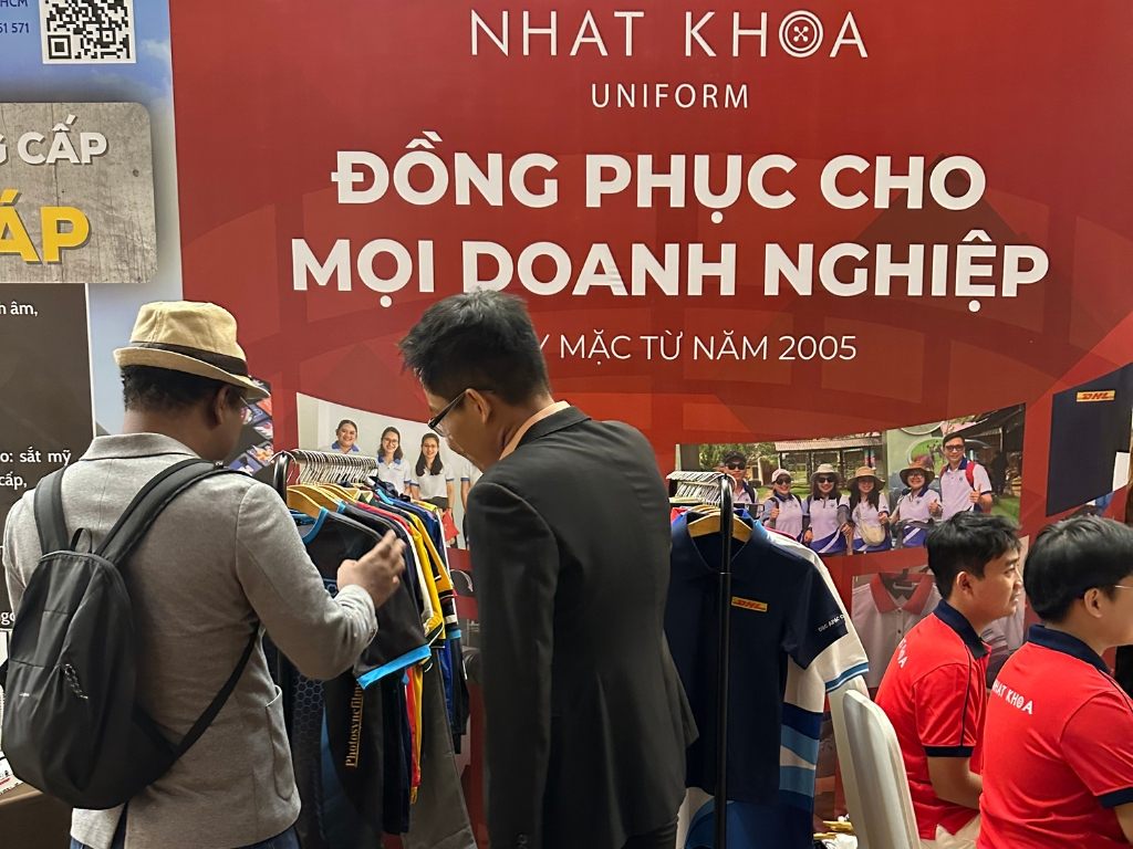 Giai đoạn đầu tiên của quy trình sản xuất áo mưa chính là tư vấn cho khách hàng