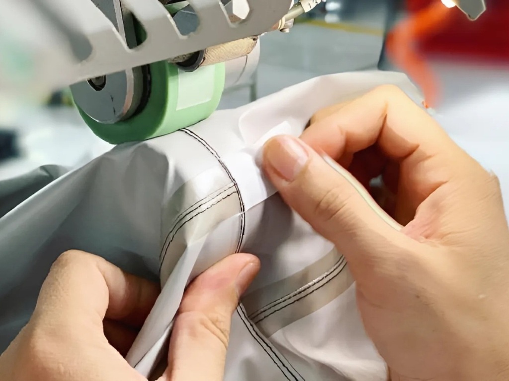 Công đoạn ép seam chống thấm giúp nước không thể lọt qua các đường chỉ may