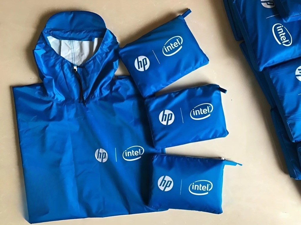 Xu hướng thiết kế áo mưa có thể dễ dàng gấp gọn thành một chiếc túi xách nhỏ