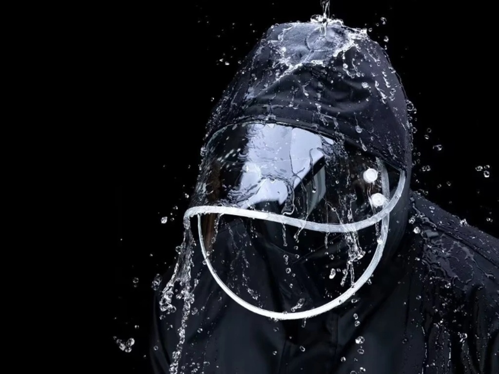 Bạn có thể thiết kế mũ áo có vành che giúp nước mưa không tạt vào mặt