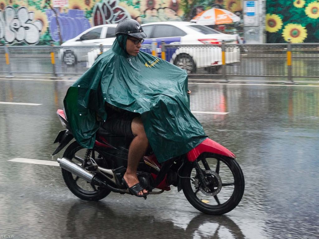 Áo mưa 1 người giúp đảm bảo di chuyên thoải mái dưới trời mưa