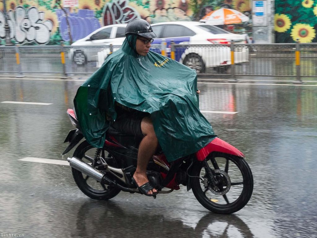 Áo mưa cánh dơi có dáng rộng và xẻ tà hai bên