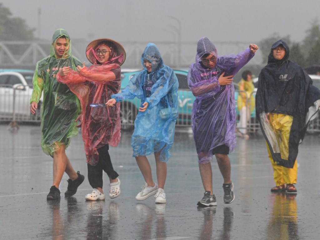 Bạn có thể dùng áo mưa giấy giá rẻ trong cơn mưa bất chợt