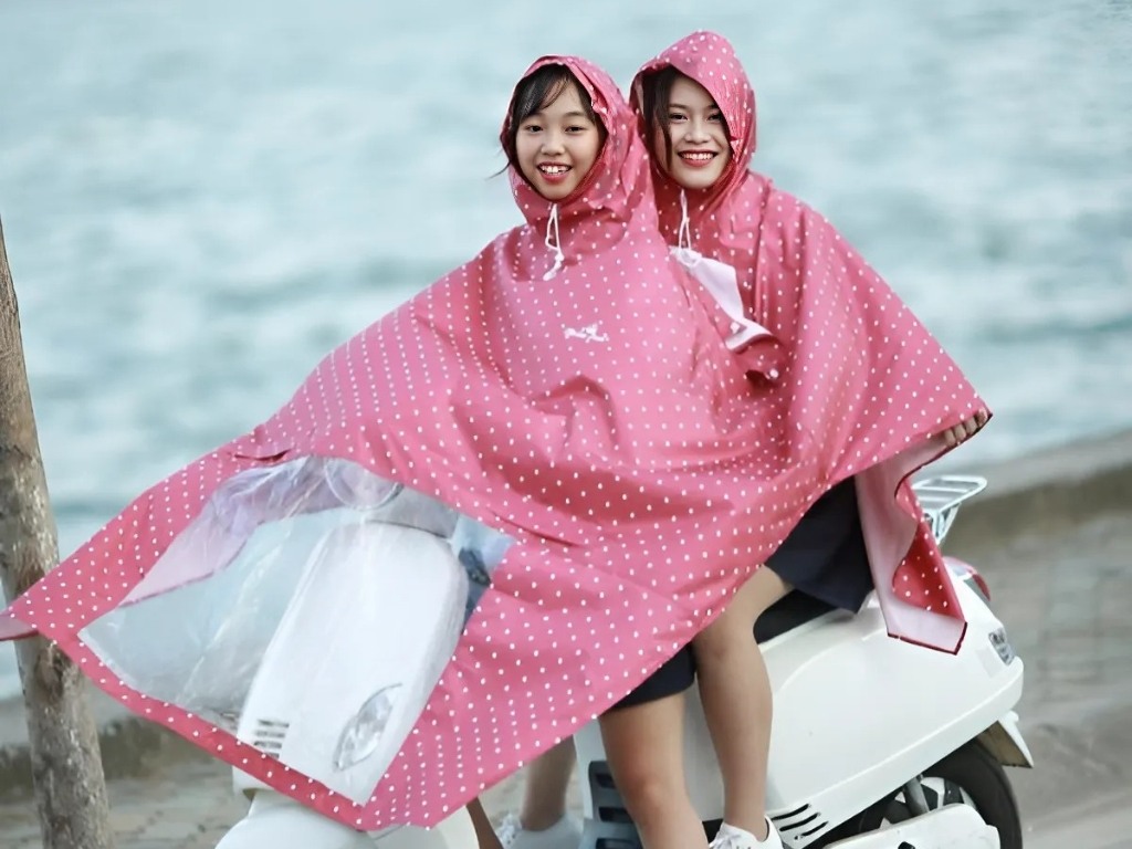 Áo mưa 2 đầu giúp che chắn cho cả hai người cùng lúc