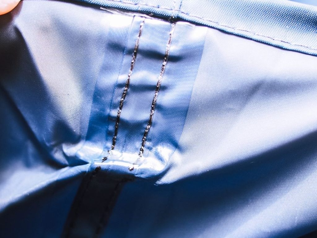 Bạn cần chọn áo mưa có đường may được ép seam cẩn thận
