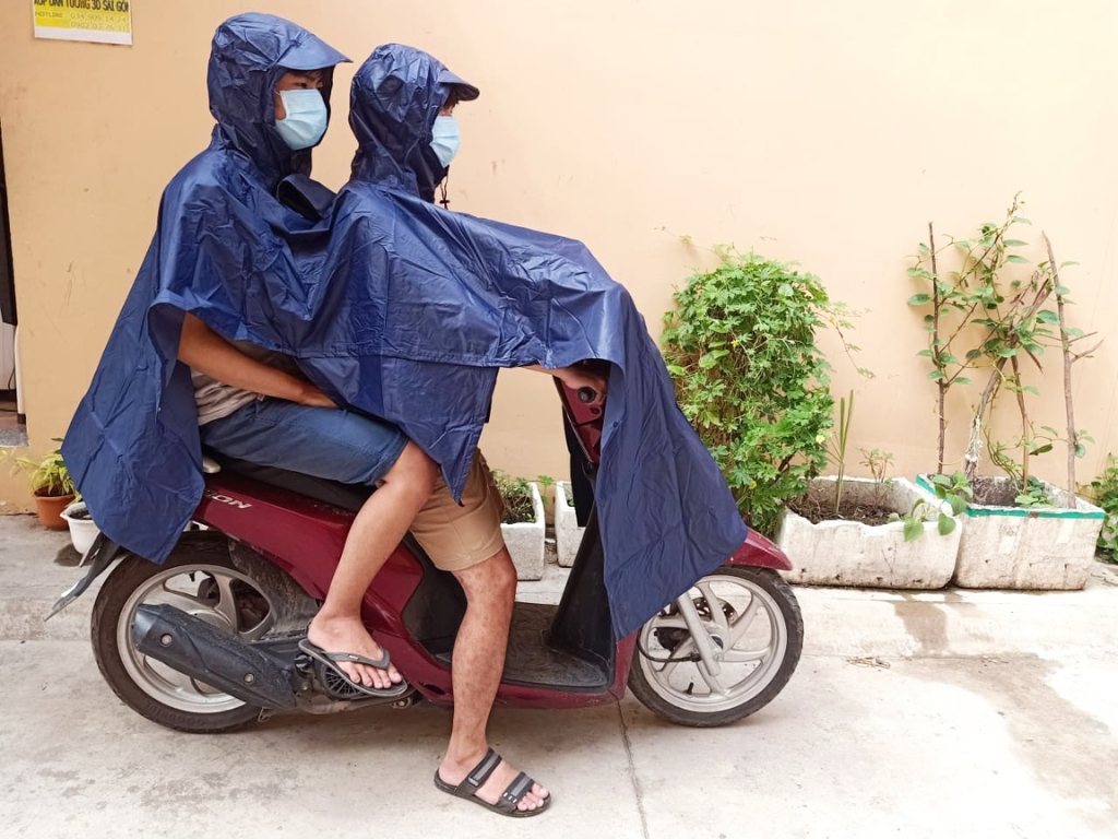 Áo mưa đôi giúp che chắn đồng thời cho cả hai người