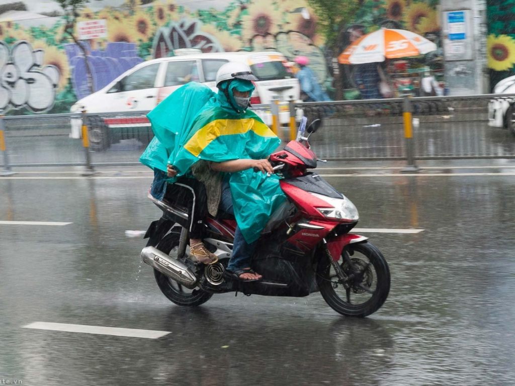 Áo mưa cánh dơi cho 2 người giúp dễ dàng trùm nhanh qua cả người và xe