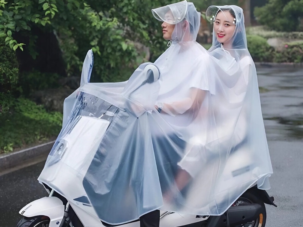 Áo mưa 2 đầu có 2 phần mũ được may liền vào thân áo