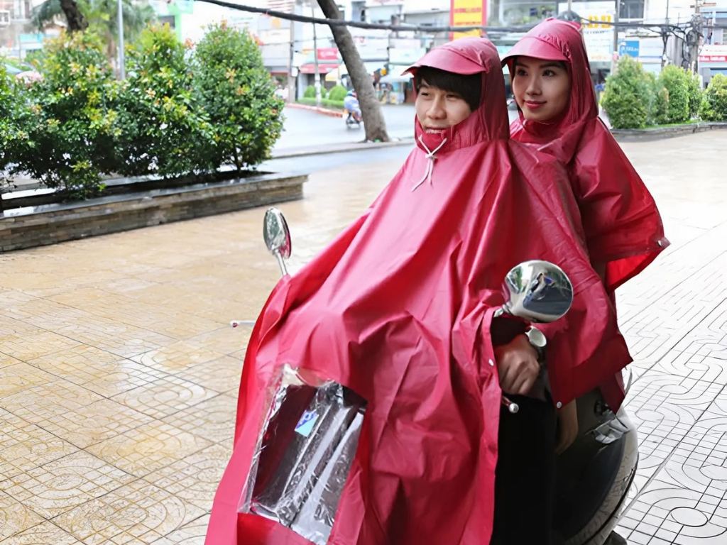 Áo mưa hai đầu giúp che chắn hiệu quả và đồng bộ cho cả hai người