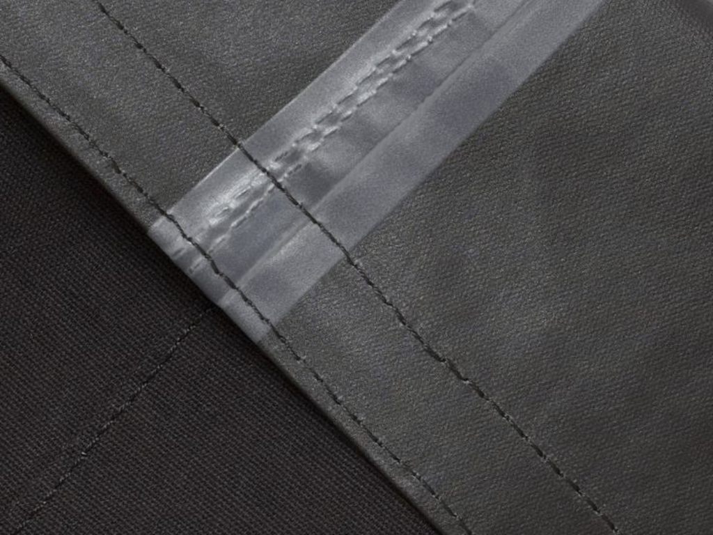 Kỹ thuật may và ép seam ảnh hưởng đến giá áo mưa 2 đầu