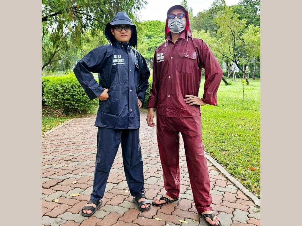 Bộ quần áo mưa giúp đảm bảo che chắn kín đáo từ đầu đến chân