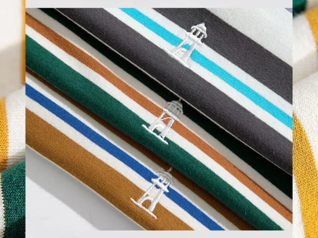 Bạn nên chọn t-shirt nam có hình thêu phải đều, rõ nét và không bị bung chỉ